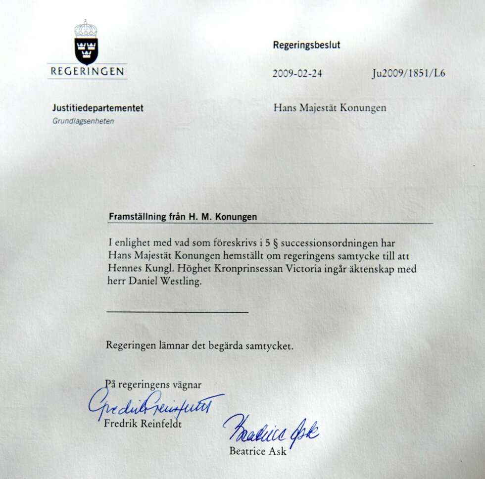 SÅ ER DET GJORT: Her er det offisielle dokumentet hvor statsminister Fredrik Reinfeldt och justisminister Beatrice Ask godkjenner at kronprinsesse Victoria och Daniel Westling gifter seg. SÅ ER DET GJORT: Her er det offisielle dokumentet hvor statsminister Fredrik Reinfeldt och justisminister Beatrice Ask godkjenner at kronprinsesse Victoria och Daniel Westling gifter seg.