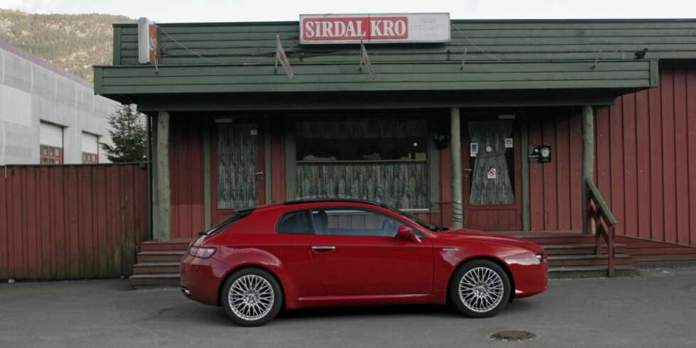 RØD SKJØNNHET: Alfa Brera (bildet) og den toppløse versjonen Spider selger dårlig i Norge. Skjønnhet er åpenbart ikke alt. RØD SKJØNNHET: Alfa Brera (bildet) og den toppløse versjonen Spider selger dårlig i Norge. Skjønnhet er åpenbart ikke alt.