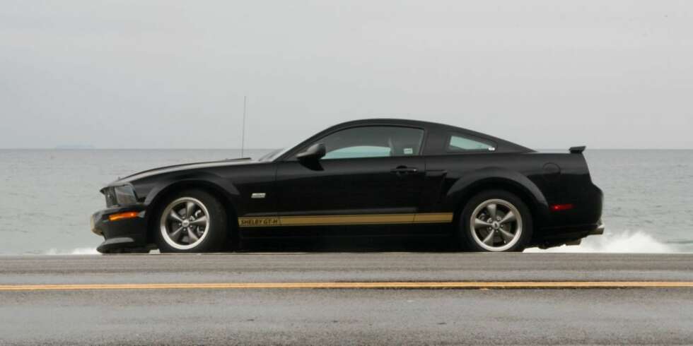 FRESH FARKOST: Ford Mustang gjenoppsto for noen år siden i tøft retrodesign, men har ikke et marked i Norge. Her en Shelby-versjon av modellen med Stillehavet som kulisse. FRESH FARKOST: Ford Mustang gjenoppsto for noen år siden i tøft retrodesign, men har ikke et marked i Norge. Her en Shelby-versjon av modellen med Stillehavet som kulisse.