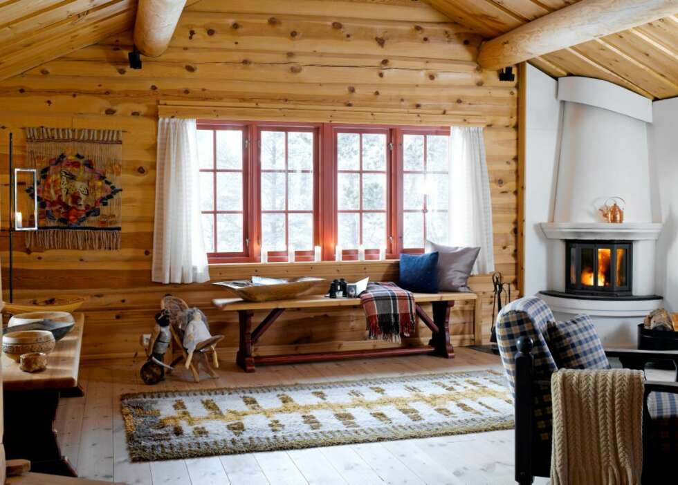 MINIMALISME: Også i stuen er nærheten til naturen og lyset ansett som rommets viktigste elementer. Stuedelen med peisen innenfor salongen er sparsomt møblert, hvilket gir volum til rommet. MINIMALISME: Også i stuen er nærheten til naturen og lyset ansett som rommets viktigste elementer. Stuedelen med peisen innenfor salongen er sparsomt møblert, hvilket gir volum til rommet.