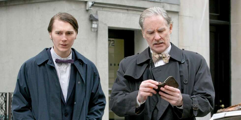 Paul Dano og Kevin Kline under innspillingen av The extra man. Kline spiller eskorte-mannen Henry Harrison, mens Paul Dano spiller hans unge disippel Louis Ives. Paul Dano og Kevin Kline under innspillingen av The extra man. Kline spiller eskorte-mannen Henry Harrison, mens Paul Dano spiller hans unge disippel Louis Ives.