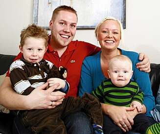 Øyvind og Cecilie med sønnene Kasper (4) og Jakob (7 md.) Øyvind og Cecilie med sønnene Kasper (4) og Jakob (7 md.)