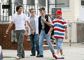 LEDER AN: Adrian Grenier leder an under innspillingen av "Entourage". her med kollegaene Kevin Connolly, Kevin Dillon og Jerry Ferrara LEDER AN: Adrian Grenier leder an under innspillingen av "Entourage". her med kollegaene Kevin Connolly, Kevin Dillon og Jerry Ferrara