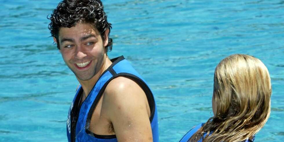 VASSER: Adrian Grenier bader i tilbud fra attraktive damer. VASSER: Adrian Grenier bader i tilbud fra attraktive damer.