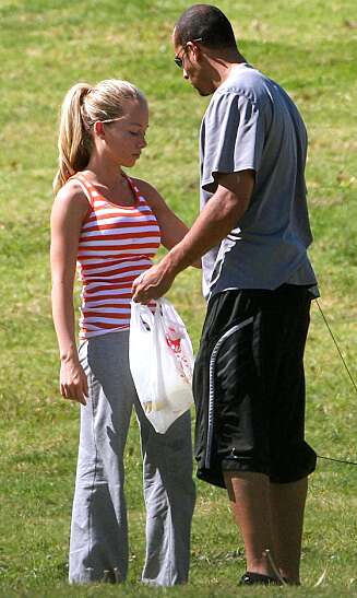 GIFTER SEG: Det tok bare en drøy måned før Kendra Wilkinson og Hank Baskett forlovet seg. I juni blir de mann og kone, ni måneder etter de møttes. GIFTER SEG: Det tok bare en drøy måned før Kendra Wilkinson og Hank Baskett forlovet seg. I juni blir de mann og kone, ni måneder etter de møttes.