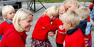Kronprinsessen får god kontakt med folk hun møter i offisielle sammehenger. Da kronprinsesse Mette-Marit besøkte Jessheim i fjor høst, slo hun av en prat med noen barn til deres åpenbare begeistring. Kronprinsessen får god kontakt med folk hun møter i offisielle sammehenger. Da kronprinsesse Mette-Marit besøkte Jessheim i fjor høst, slo hun av en prat med noen barn til deres åpenbare begeistring.