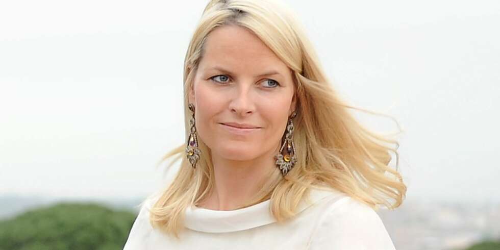 Mette-Marit følger rådet om å være seg selv. Bare slik kan hun fremstå som ekte. Mette-Marit følger rådet om å være seg selv. Bare slik kan hun fremstå som ekte.
