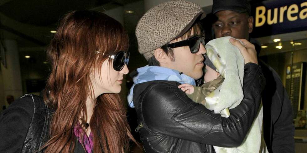 SKJERMER: Ashlee Simpson og Pete Wentz prøver så godt de kan å beskytte sønnen fra fotografene SKJERMER: Ashlee Simpson og Pete Wentz prøver så godt de kan å beskytte sønnen fra fotografene