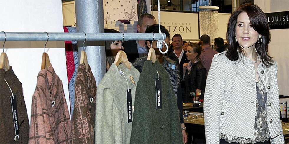 JAKTER PÅ MAMMAKLÆR?: Kronprinsesse Mary kastet lange blikk på de store størrelsene da hun besøkte en motemesse i februar. JAKTER PÅ MAMMAKLÆR?: Kronprinsesse Mary kastet lange blikk på de store størrelsene da hun besøkte en motemesse i februar.