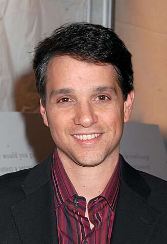 VOKSEN: Ralph Macchio har blitt noen år eldre siden "Karate Kid" i 1984. Nå gir han råd til arvtageren. VOKSEN: Ralph Macchio har blitt noen år eldre siden "Karate Kid" i 1984. Nå gir han råd til arvtageren.