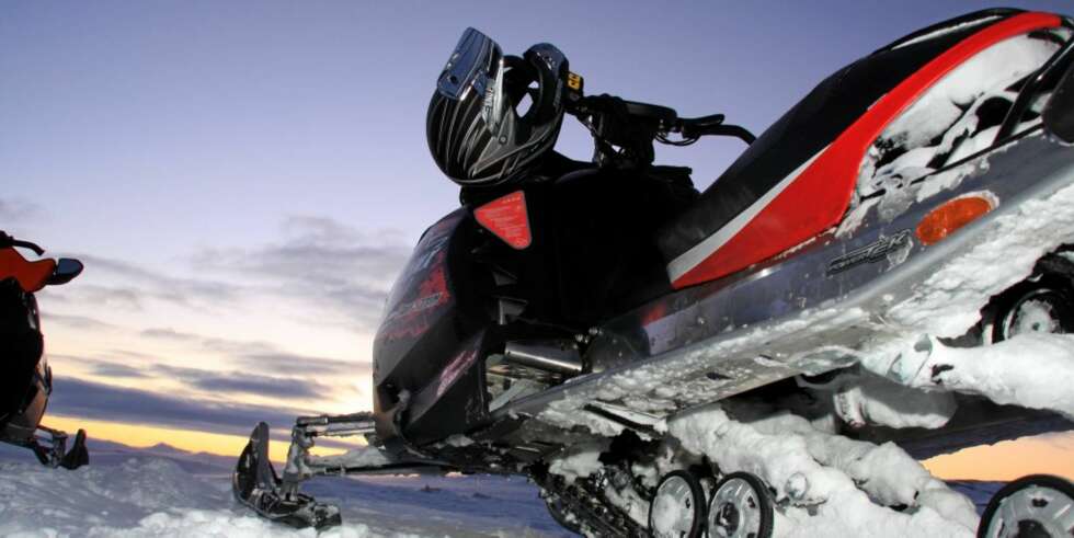 TIL KINO: Nå kan snøscooterfolket i Finnmark kjøre rett inn på snø-kino i Kautokeino. TIL KINO: Nå kan snøscooterfolket i Finnmark kjøre rett inn på snø-kino i Kautokeino.