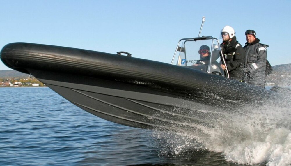 RASK RIB: Man må ta forholdsregler desom man skal ferdes fort på sjøen. Specter Marine utdanner alt fra politi til selskaper som kjører turer med RIB. RASK RIB: Man må ta forholdsregler desom man skal ferdes fort på sjøen. Specter Marine utdanner alt fra politi til selskaper som kjører turer med RIB.