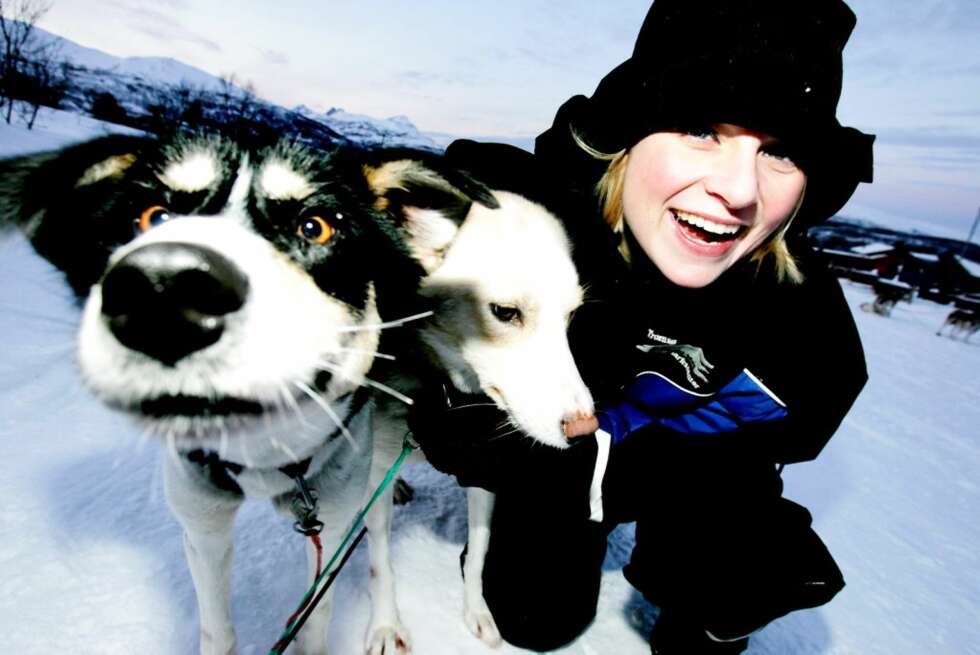 KOSE: Journalist Hanne Mette Walhovd gir hundene en klapp i pausen. KOSE: Journalist Hanne Mette Walhovd gir hundene en klapp i pausen.