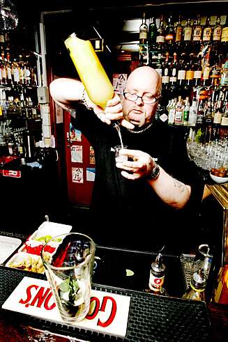 STRENG: - Jeg serverer ikke Vodka Battery her. Det er for folk uten smaksløker, sier Tom Arne Hermansen på Abboteke bar. STRENG: - Jeg serverer ikke Vodka Battery her. Det er for folk uten smaksløker, sier Tom Arne Hermansen på Abboteke bar.