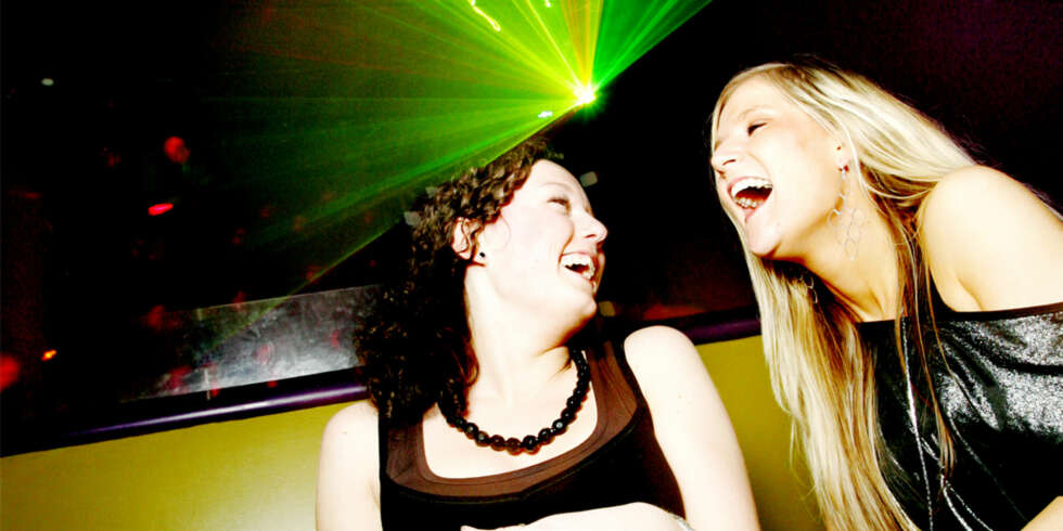 FESTFINE: Venninnene Kaia Charlotte Olsen (24) og Irene Bårdsen (23) vrikker på rumpa på dansegulvet på Strut: - Utelivet i Tromsø er mye bedre enn i Oslo, fastslår de. FESTFINE: Venninnene Kaia Charlotte Olsen (24) og Irene Bårdsen (23) vrikker på rumpa på dansegulvet på Strut: - Utelivet i Tromsø er mye bedre enn i Oslo, fastslår de.