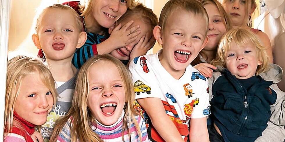 - Velkommen, dere skal få boller! ropes det fra køkkenvinduet. Foran fra venstre: Anna (6), Elena (7), Daniel (5), og Dana. Bak fra venstre: Elias (4), mamma Monica (34), Johannes (3), Ida (15) og Arina (9). - Velkommen, dere skal få boller! ropes det fra køkkenvinduet. Foran fra venstre: Anna (6), Elena (7), Daniel (5), og Dana. Bak fra venstre: Elias (4), mamma Monica (34), Johannes (3), Ida (15) og Arina (9).