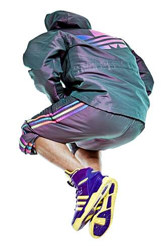 METALLISK: Jeremy Scott sin kolleksjon for Adidas Original består blant annet av metalliske klær. METALLISK: Jeremy Scott sin kolleksjon for Adidas Original består blant annet av metalliske klær.