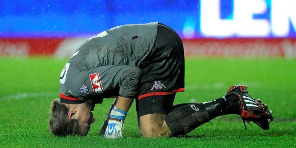 KOLLAPS: Brann-keeper Kenneth Udjus etter baklengsmål på overtid i kamp mot Stabæk i Bergen i fjor. Når alle kamper i Eliteserien og 1. divisjon skal sendes på nettet, kan det blir treige linjer i store deler av Norge. KOLLAPS: Brann-keeper Kenneth Udjus etter baklengsmål på overtid i kamp mot Stabæk i Bergen i fjor. Når alle kamper i Eliteserien og 1. divisjon skal sendes på nettet, kan det blir treige linjer i store deler av Norge.