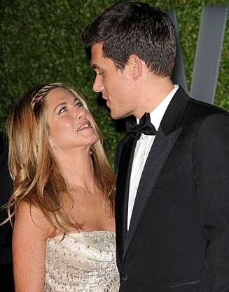 OSCAR-DATE: Jennifer Aniston og John Mayer virket forelsket under Oscar-gallaen. Uker senere er det slutt - igjen. OSCAR-DATE: Jennifer Aniston og John Mayer virket forelsket under Oscar-gallaen. Uker senere er det slutt - igjen.