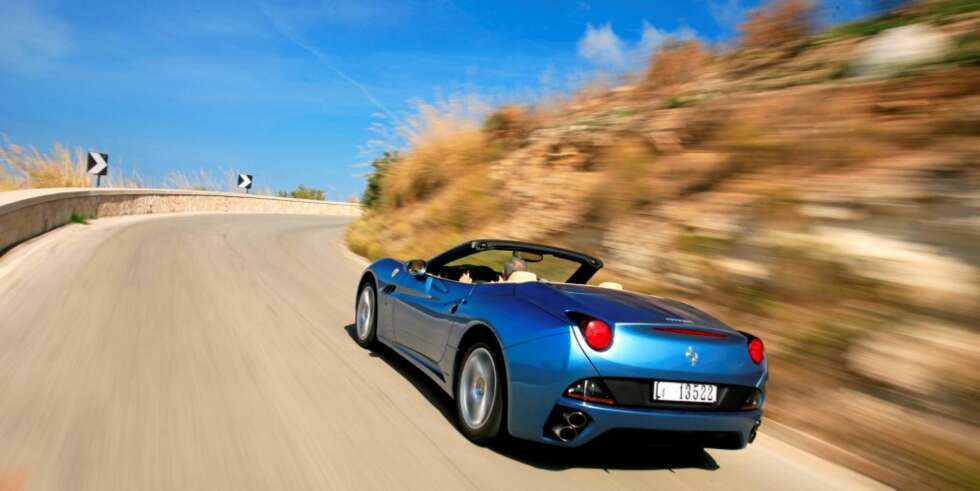 IKKE VAKKER: Det er etter vår mening lenge siden Pininfarina har kommet opp med en virkelig lekker Ferrari-design. California er for overlesset med detaljer. IKKE VAKKER: Det er etter vår mening lenge siden Pininfarina har kommet opp med en virkelig lekker Ferrari-design. California er for overlesset med detaljer.