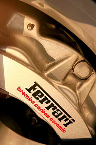 STOPPER EFFEKTIVT: Keramiske karbonbremser fra Brembo stanser California kontant og effektivt. STOPPER EFFEKTIVT: Keramiske karbonbremser fra Brembo stanser California kontant og effektivt.