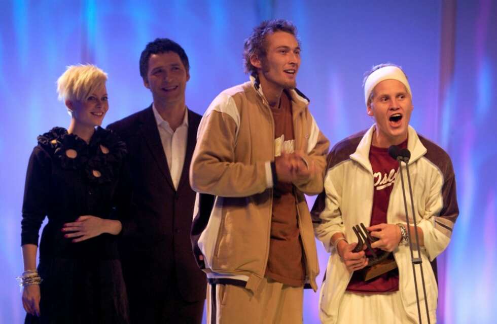 VINNI VANT: paperboys tok hip-hop-prisen under Spellemannsutdelingen i 2003. Prisutdelere var den gang statsminisetr Jens Stoltenberg og popprinsesse Bertine Zetlitz. VINNI VANT: paperboys tok hip-hop-prisen under Spellemannsutdelingen i 2003. Prisutdelere var den gang statsminisetr Jens Stoltenberg og popprinsesse Bertine Zetlitz.