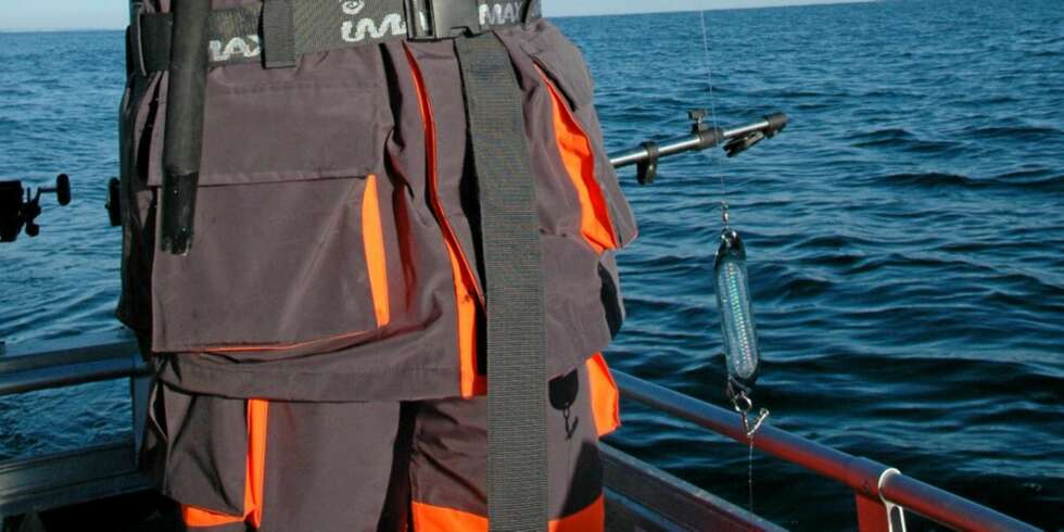 FORLOKKENDE FLASHER: Her er en liten flasher festet bak en såkalt Dipsy Diver, som drar agn og lokkeblink ned på dypet - et fullt brukbart alternativ til dyprigg. FORLOKKENDE FLASHER: Her er en liten flasher festet bak en såkalt Dipsy Diver, som drar agn og lokkeblink ned på dypet - et fullt brukbart alternativ til dyprigg.