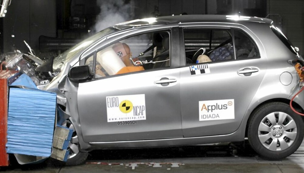 YARIS: Dette er fra Euro NCAP-krasjet av Toyota Yaris, på videoen i bunn kan du se et krasj i praksis mot en stor Volvo. YARIS: Dette er fra Euro NCAP-krasjet av Toyota Yaris, på videoen i bunn kan du se et krasj i praksis mot en stor Volvo.