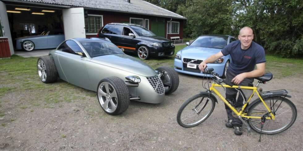 EGENPRODUSERT SAMLING: Leif Tufvesson utenfor verkstedet i änglaholm. Hot Rod Jakob har flyttet hjemmefra, og står for tiden på museum. EGENPRODUSERT SAMLING: Leif Tufvesson utenfor verkstedet i änglaholm. Hot Rod Jakob har flyttet hjemmefra, og står for tiden på museum.