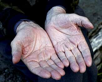 Joralf er en kjent norsk healer fra Snåsa i Nord-Trøndelag. Med disse etter hvert så berømte hendene har han behandlet tusenvis av mennesker gjennom 50 år. Joralf er en kjent norsk healer fra Snåsa i Nord-Trøndelag. Med disse etter hvert så berømte hendene har han behandlet tusenvis av mennesker gjennom 50 år.