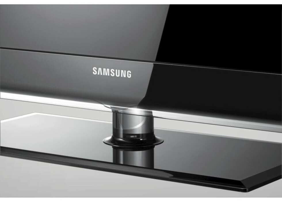 FOT: Ifølge Samsung ser de nye TV-ene med Crystal-design ut som om de svever over foten. FOT: Ifølge Samsung ser de nye TV-ene med Crystal-design ut som om de svever over foten.