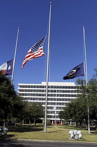 SØRGER: Flagg på halv stang ved NASAs Johnson Space Center i Houston etter Columbia-ulykken. (NASA) SØRGER: Flagg på halv stang ved NASAs Johnson Space Center i Houston etter Columbia-ulykken. (NASA)