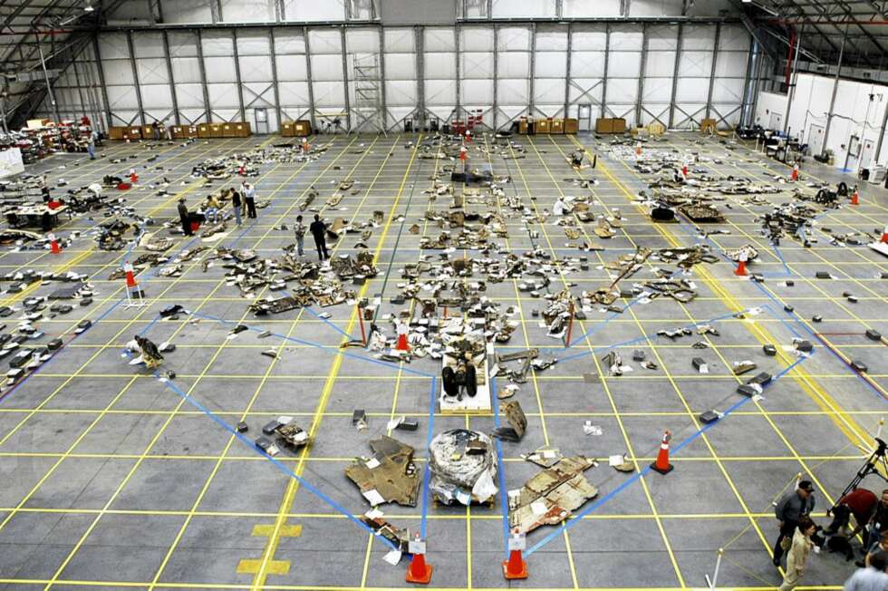 PUSLESPILL: Nesten 84 000 små og store vrakrester ble funnet på bakken fra den østlige delen av Texas til vest i Louisiana og den sørvestlige delen av Arkansas. Vrakrestene ble lagt ut i en diger hangar ved Kennedy Space Center i Florida. PUSLESPILL: Nesten 84 000 små og store vrakrester ble funnet på bakken fra den østlige delen av Texas til vest i Louisiana og den sørvestlige delen av Arkansas. Vrakrestene ble lagt ut i en diger hangar ved Kennedy Space Center i Florida.