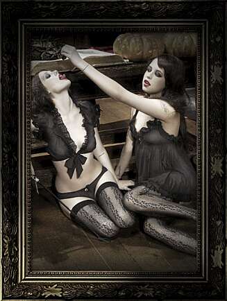 HEKSER: Season of the witch-kampanjen skaffet både Peaches (t.h.) og Agent Provocateur mye oppmerksomhet. HEKSER: Season of the witch-kampanjen skaffet både Peaches (t.h.) og Agent Provocateur mye oppmerksomhet.