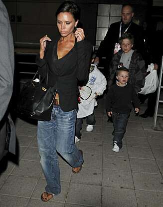 NY STIL: Victoria Beckham i behagelige flip flops og såkalte "boyfriendjeans". NY STIL: Victoria Beckham i behagelige flip flops og såkalte "boyfriendjeans".