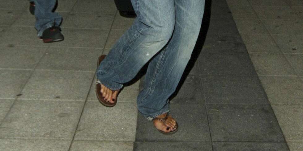 SÅRE FØTTER: Flip flops kan redde mang en sår fot. Victoria Beckham er ikke vant til å gå i så jordnære sko. SÅRE FØTTER: Flip flops kan redde mang en sår fot. Victoria Beckham er ikke vant til å gå i så jordnære sko.
