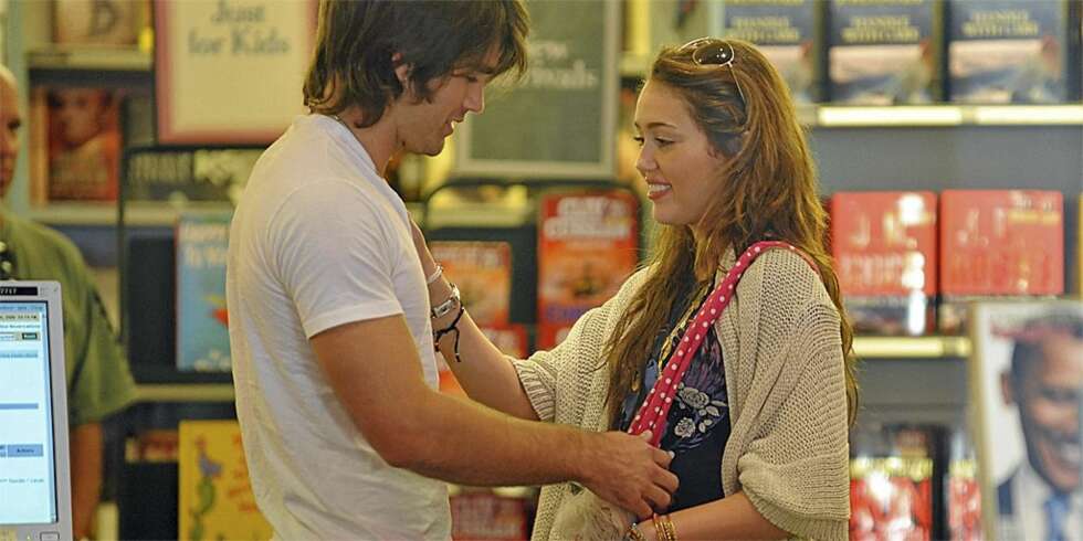 LEI KROPPSFIKSERING: Miley Cyrus (16) er ikke glad for alle reaksjonene på at hun har blitt større. Her er Hannah Montana-stjernen sammen med kjæresten Justin Gaston (20). LEI KROPPSFIKSERING: Miley Cyrus (16) er ikke glad for alle reaksjonene på at hun har blitt større. Her er Hannah Montana-stjernen sammen med kjæresten Justin Gaston (20).