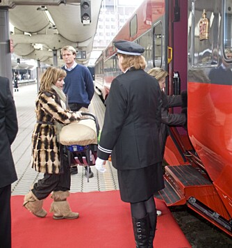 FØRSTE PÅSKE: Mamma Märtha bar vesle Emma Tallulah ombord på sin aller første påsketogreise. Mormor, dronning Sonja, passet på. FØRSTE PÅSKE: Mamma Märtha bar vesle Emma Tallulah ombord på sin aller første påsketogreise. Mormor, dronning Sonja, passet på.