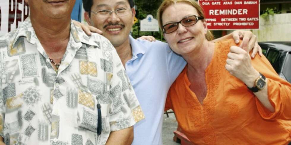 Hjemmets journalist Mai-Britt sammen med sjåfør Tan og guide Paul Ng. Hjemmets journalist Mai-Britt sammen med sjåfør Tan og guide Paul Ng.