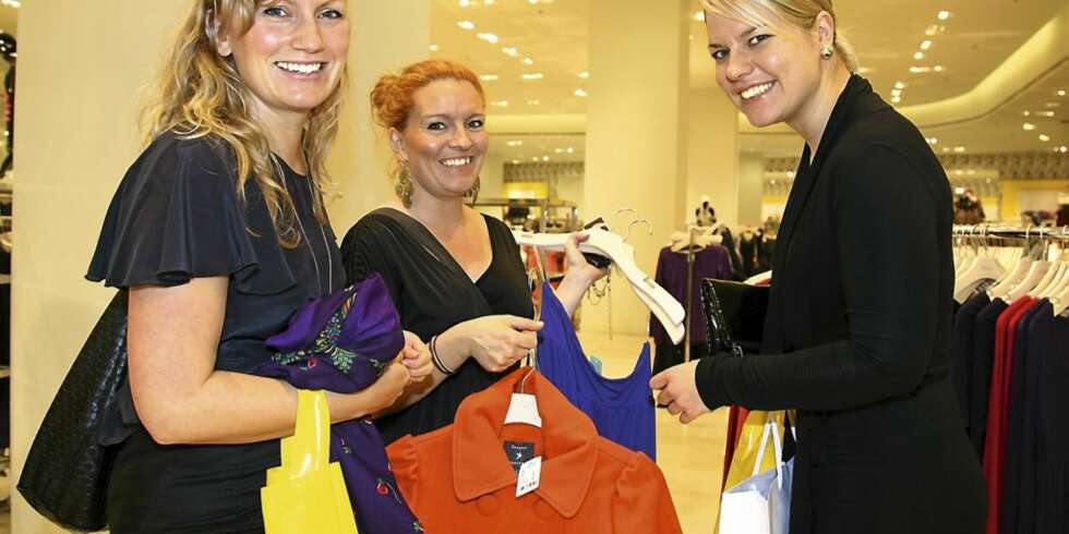 SHOPPING I KUALA LUMPUR: - Ingen over, ingen ved siden, ler Jessica Laneborg, Christina Vestergaard og Tiina Aisla på handletur i Pavilion i Det gylne Triangel. - Her får du alt, og det er mye billigere enn hjemme. SHOPPING I KUALA LUMPUR: - Ingen over, ingen ved siden, ler Jessica Laneborg, Christina Vestergaard og Tiina Aisla på handletur i Pavilion i Det gylne Triangel. - Her får du alt, og det er mye billigere enn hjemme.