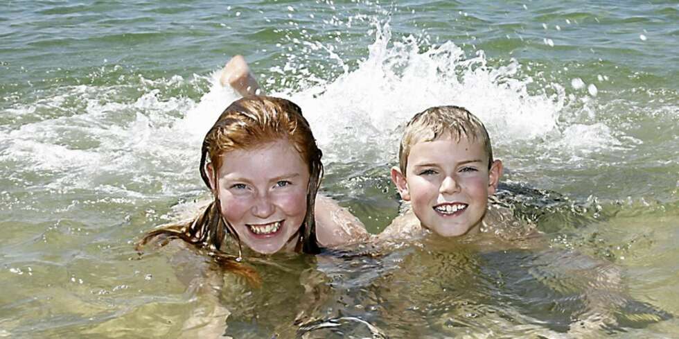 BADELIV: Teluk Nipah er den beste stranden på Pangkor, ler Mille og Magnus fra Danmark. Et populært sted for ryggsekkfolk og barnefamilier. Her er det ikke vanskelig å finne rom for to personer til ca. kr 200 natten. BADELIV: Teluk Nipah er den beste stranden på Pangkor, ler Mille og Magnus fra Danmark. Et populært sted for ryggsekkfolk og barnefamilier. Her er det ikke vanskelig å finne rom for to personer til ca. kr 200 natten.