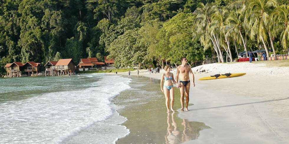 FERIEDRØMMEN: Til tropehotellet Pangkor Island Beach Resort kommer de samme gjestene tilbake år etter år. Døgnpris for to personer, inklusive frokost og middag, er ca. kroner 780. Hotellet har også et nydelig spa. Se <a href="http://www.pangkorislandbeach.com">www.pangkorislandbeach.com</a> FERIEDRØMMEN: Til tropehotellet Pangkor Island Beach Resort kommer de samme gjestene tilbake år etter år. Døgnpris for to personer, inklusive frokost og middag, er ca. kroner 780. Hotellet har også et nydelig spa. Se <a href="http://www.pangkorislandbeach.com">www.pangkorislandbeach.com</a>