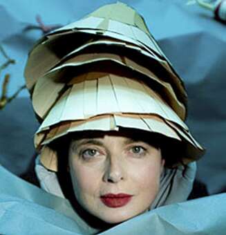 Isabella Rossellini forklarer hvordan albuskjellene forplanter seg. Isabella Rossellini forklarer hvordan albuskjellene forplanter seg.