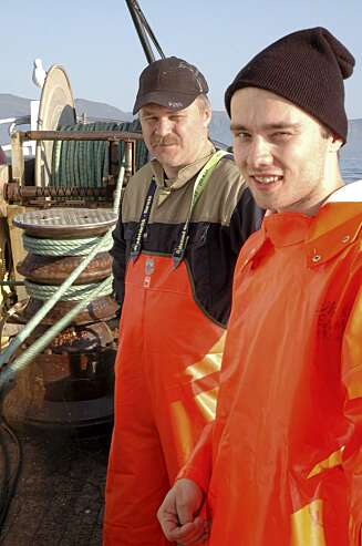 OM BORD I ¿GISKØY¿: Roy og Svein Helge med spillet i bakgrunnen. OM BORD I ¿GISKØY¿: Roy og Svein Helge med spillet i bakgrunnen.