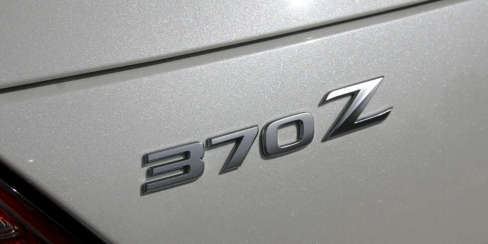 NISSAN 370Z er sjette generasjon av legenden. Prislappen gjør at den blir svært sjelden her i landet, men dette er virkelig en flott bil. NISSAN 370Z er sjette generasjon av legenden. Prislappen gjør at den blir svært sjelden her i landet, men dette er virkelig en flott bil.