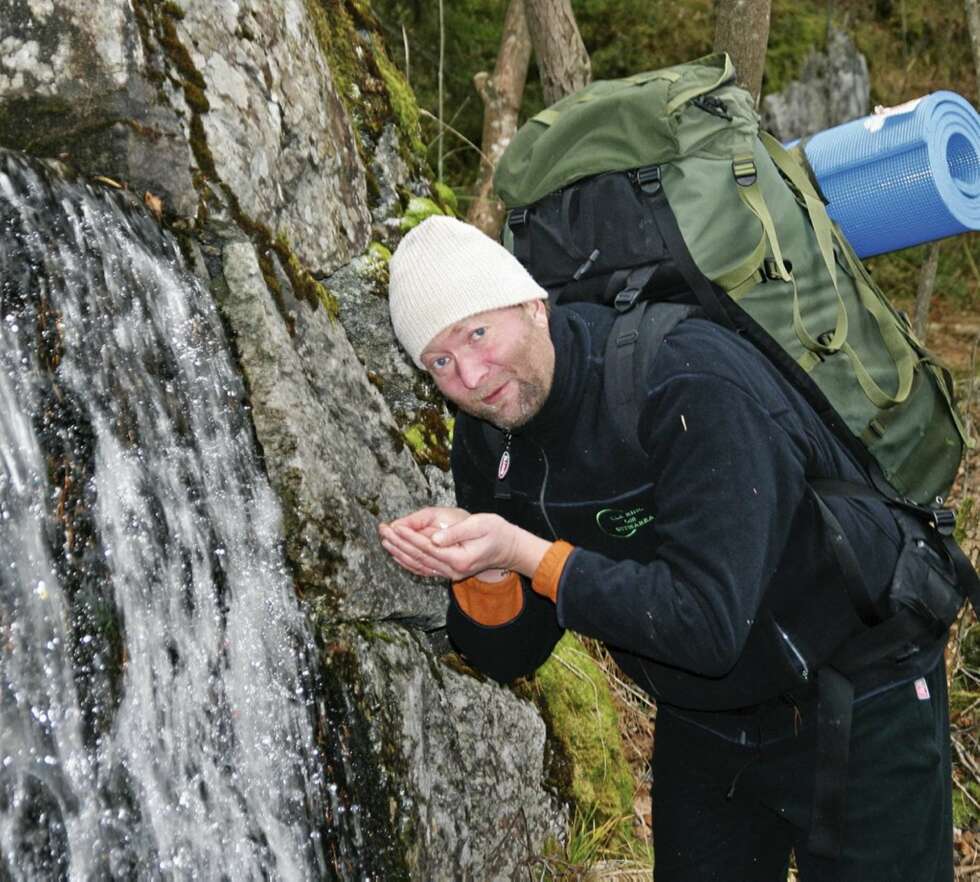 VIKTIG MED DRIKKE: Trond Strømdahl har selv opplevd hvordan kroppen reagerer på lavt væskeinntak. Derfor passer han på å få i seg nok vann når han er på tur. VIKTIG MED DRIKKE: Trond Strømdahl har selv opplevd hvordan kroppen reagerer på lavt væskeinntak. Derfor passer han på å få i seg nok vann når han er på tur.
