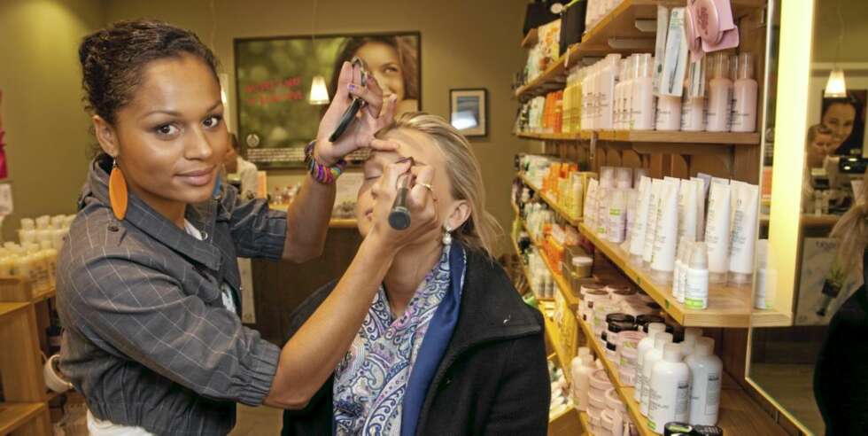 IN ACTION: Natalie jobbet som makeup-ansvarlig på Bodyshop i Bergen, og sminket en bekjent som skulle på russeball. - Når Natalie sminker meg, blir jeg alltid fornøyd. Hun er den beste, sier hun. IN ACTION: Natalie jobbet som makeup-ansvarlig på Bodyshop i Bergen, og sminket en bekjent som skulle på russeball. - Når Natalie sminker meg, blir jeg alltid fornøyd. Hun er den beste, sier hun.