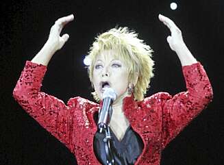Den levende musikallegenden Elaine Paige er størst på scenen, men en dverg på internett. Den levende musikallegenden Elaine Paige er størst på scenen, men en dverg på internett.