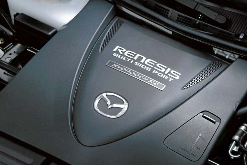LITT BENSIN OGSÅ: RX-8 Hydrogen har en liten bensintank som backup, men drives primært av hydrogen. LITT BENSIN OGSÅ: RX-8 Hydrogen har en liten bensintank som backup, men drives primært av hydrogen.