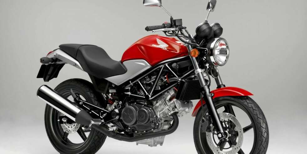 ALT DU TRENGER: Stor rund lykt, gitterrørramme, V-twin og rød farge... ALT DU TRENGER: Stor rund lykt, gitterrørramme, V-twin og rød farge...